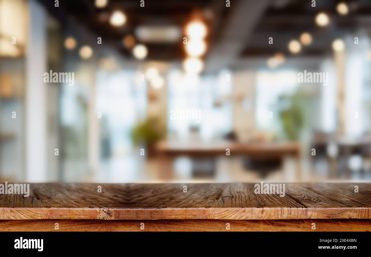 Tavolo con sfondo sfocato della sala conferenze per uffici aziendali con interni in vetro per prodotti per ufficio. Foto Stock