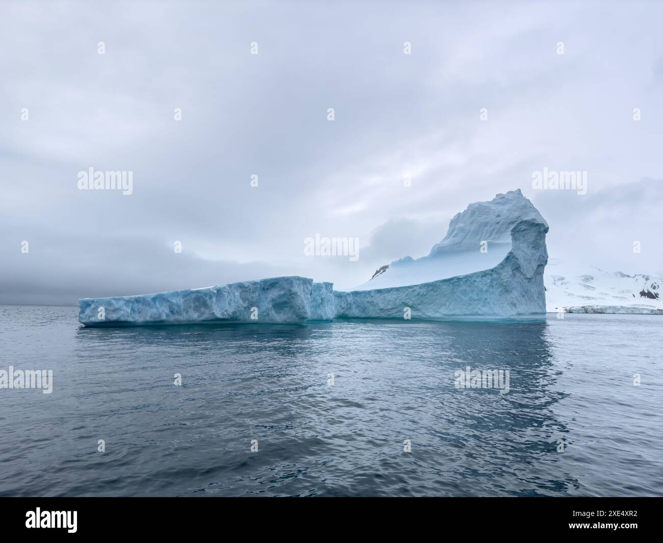Un enorme ghiacciaio distaccato si getta nell'oceano meridionale al largo della costa dell'Antartide al tramonto, la penisola Antartica, la S Foto Stock Un enorme ghiacciaio distaccato si getta nell'oceano meridionale al largo della costa dell'Antartide al tramonto, la penisola Antartica, la S Foto Stock