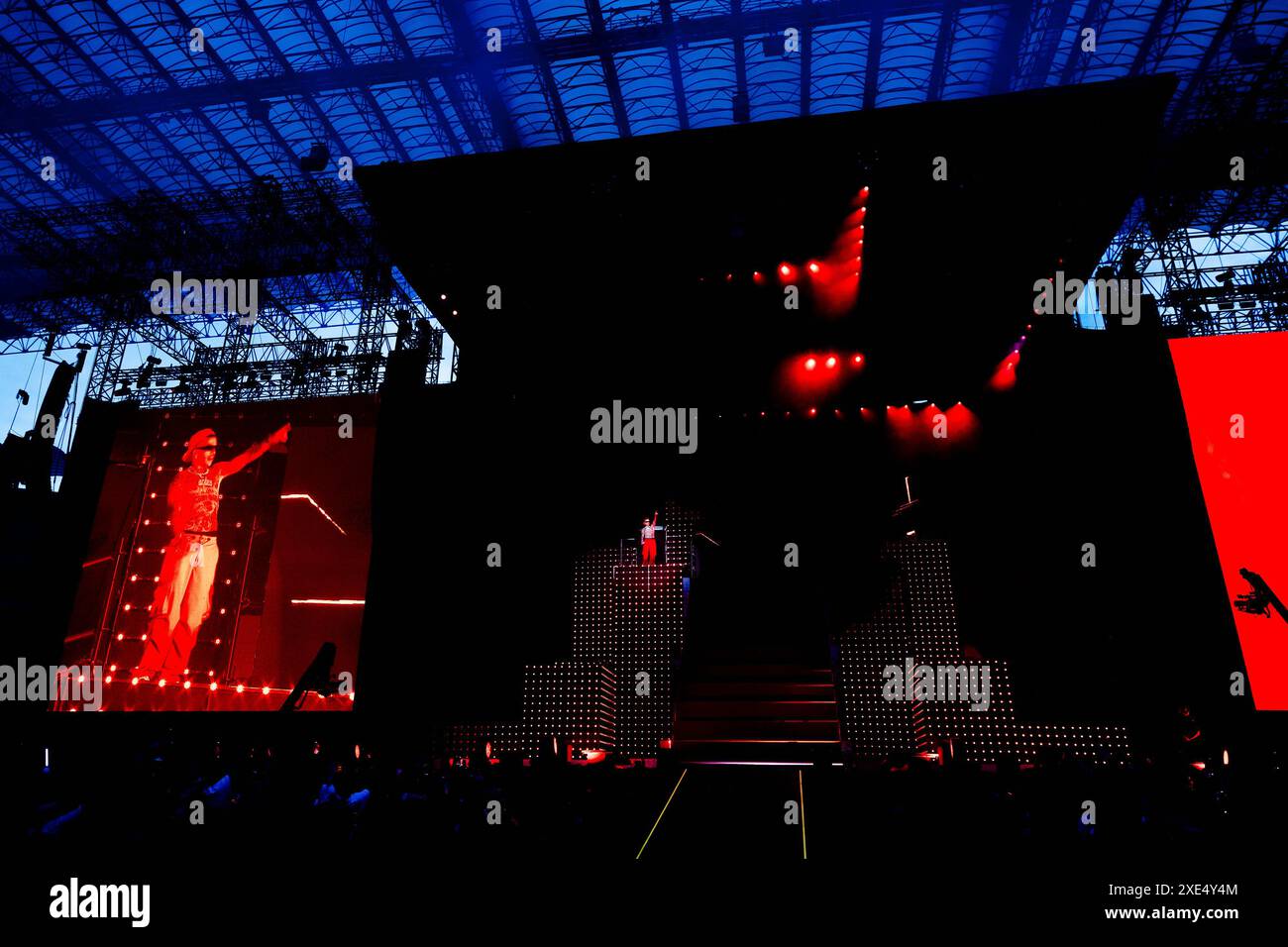 Sfera Ebbasta si esibisce dal vivo in concerto allo stadio San Siro di Milano, il 25 giugno 2024 Foto Stock