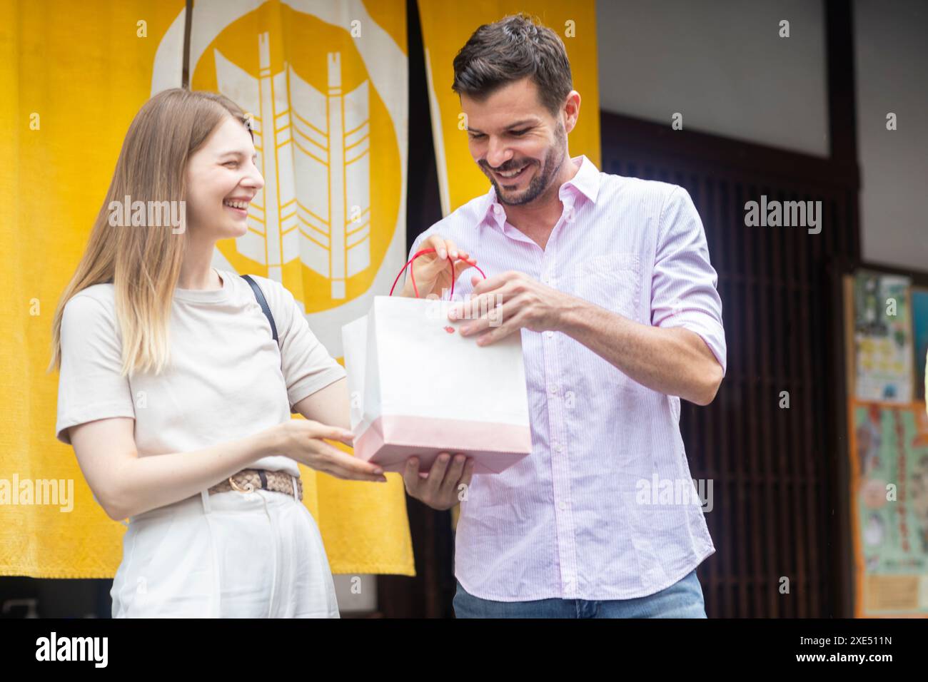 A uno straniero piace fare shopping Foto Stock