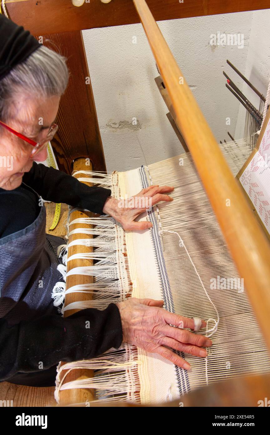 5 febbraio 2024 - Italia, Sardegna, Nuoro, Samugheo. Laboratorio di tessitura di Elisabetta Frongia che crea tappeti con i Pibiones, tauledda e pannu Foto Stock