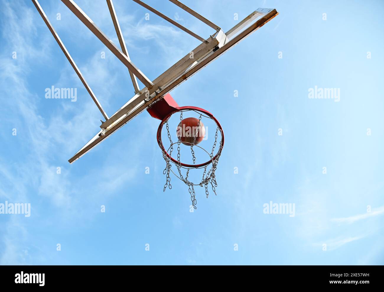 Tirare la palla da basket arancione nel cesto Foto Stock