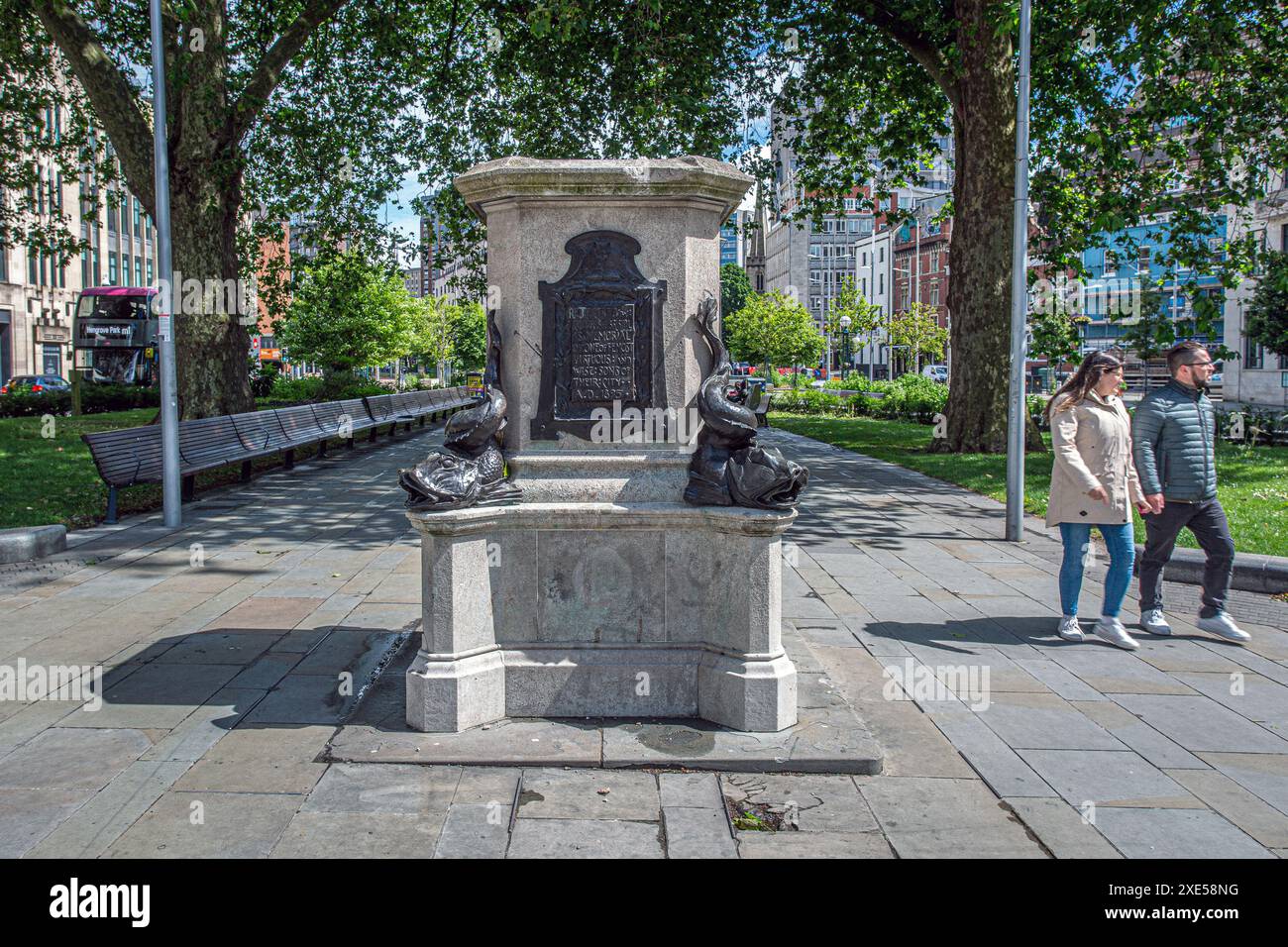 Il plinto della statua rovesciata di Edward Colston un commerciante di schiavi del 17th secolo. La parola eretto alterato a rifiutato. Città di Bristol, Inghilterra, Regno Unito Foto Stock