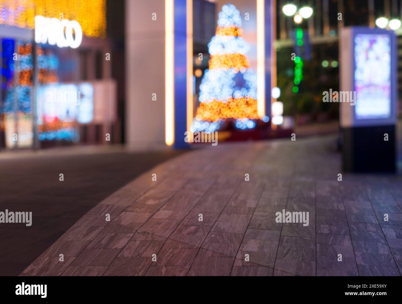 Marciapiede di fronte allo Shibuya Parco di notte Foto Stock