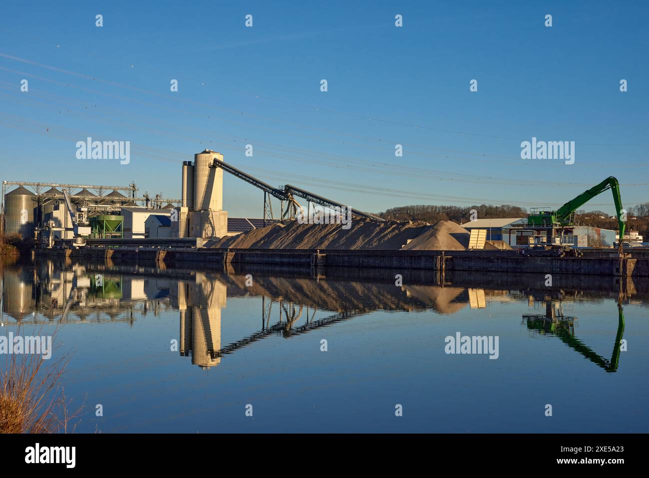 Riverside Manufacturing Twilight. Tecnologia ambientale e produzione. Centro di produzione Riverside. Tecnologia ecocompatibile Foto Stock
