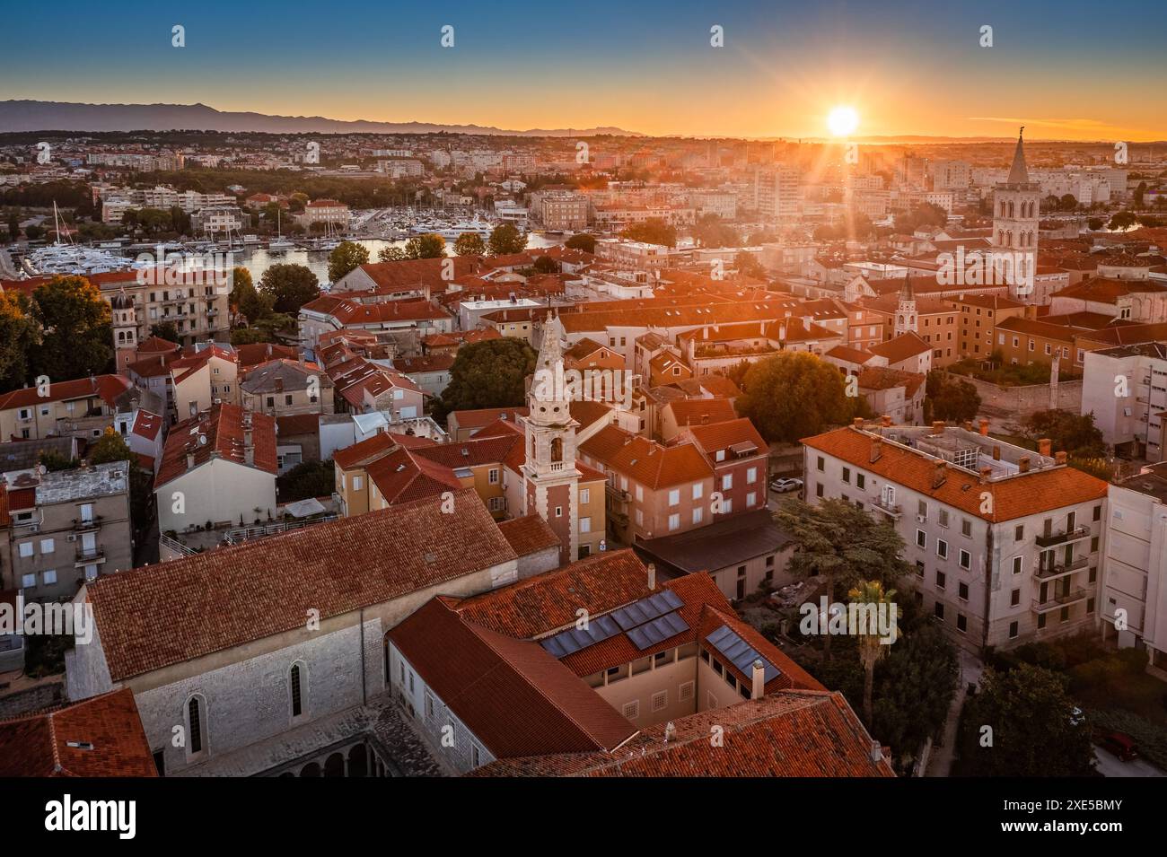 Zara, Croazia - Vista aerea della città vecchia di Zara con tetti rossi, la Chiesa di San Donato e il campanile della Cattedrale di Santa Anastasia Foto Stock