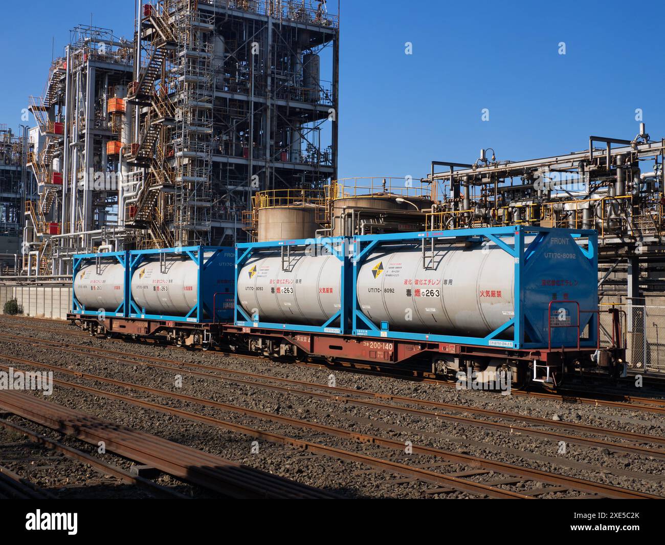 Vagoni ferroviari per il trasporto di etilene parcheggiati nel complesso industriale Foto Stock