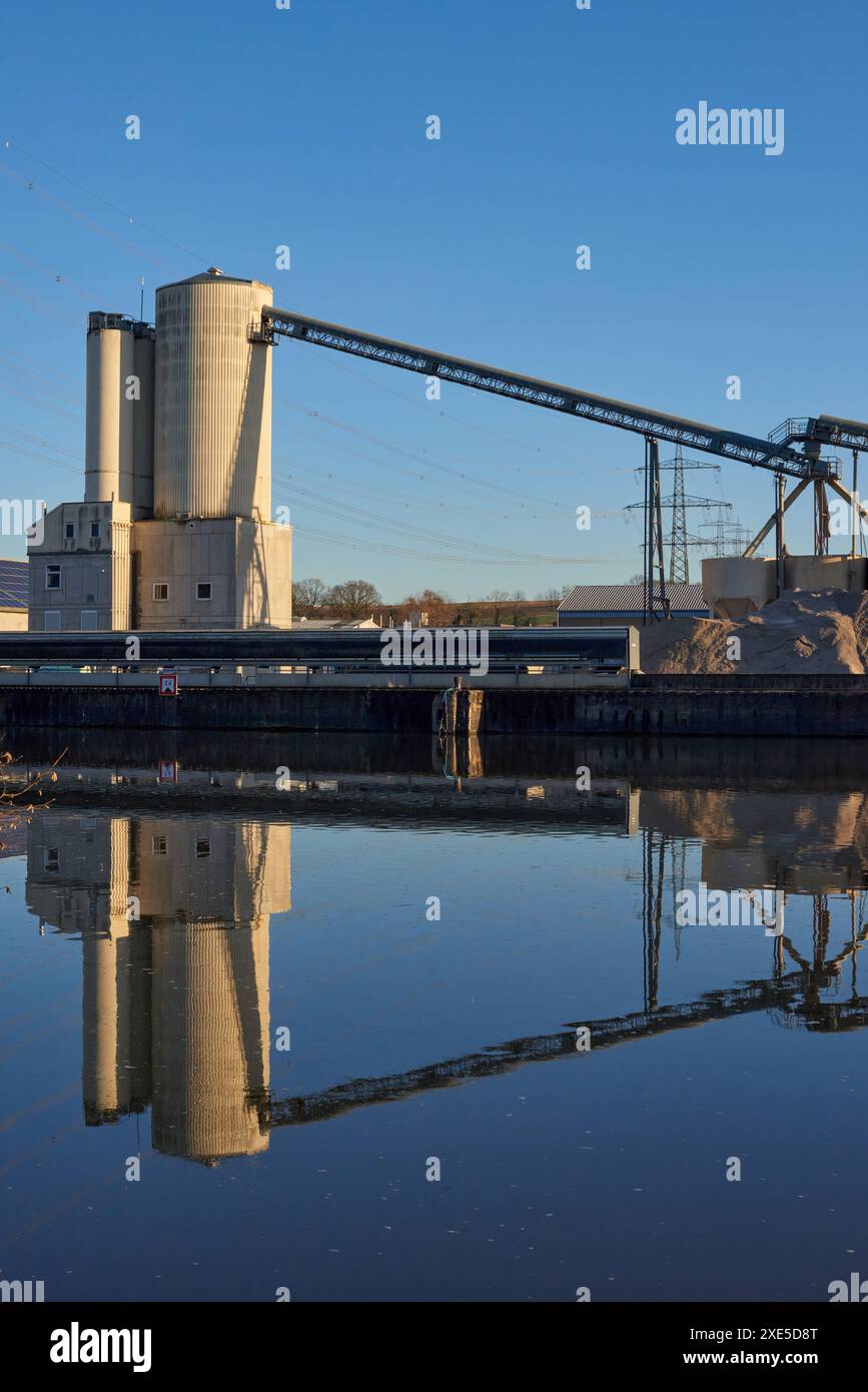 Centro di produzione Riverside. Tecnologia e produzione ecocompatibili. l'industria e l'ambiente, mostrando l'integrazione di Foto Stock