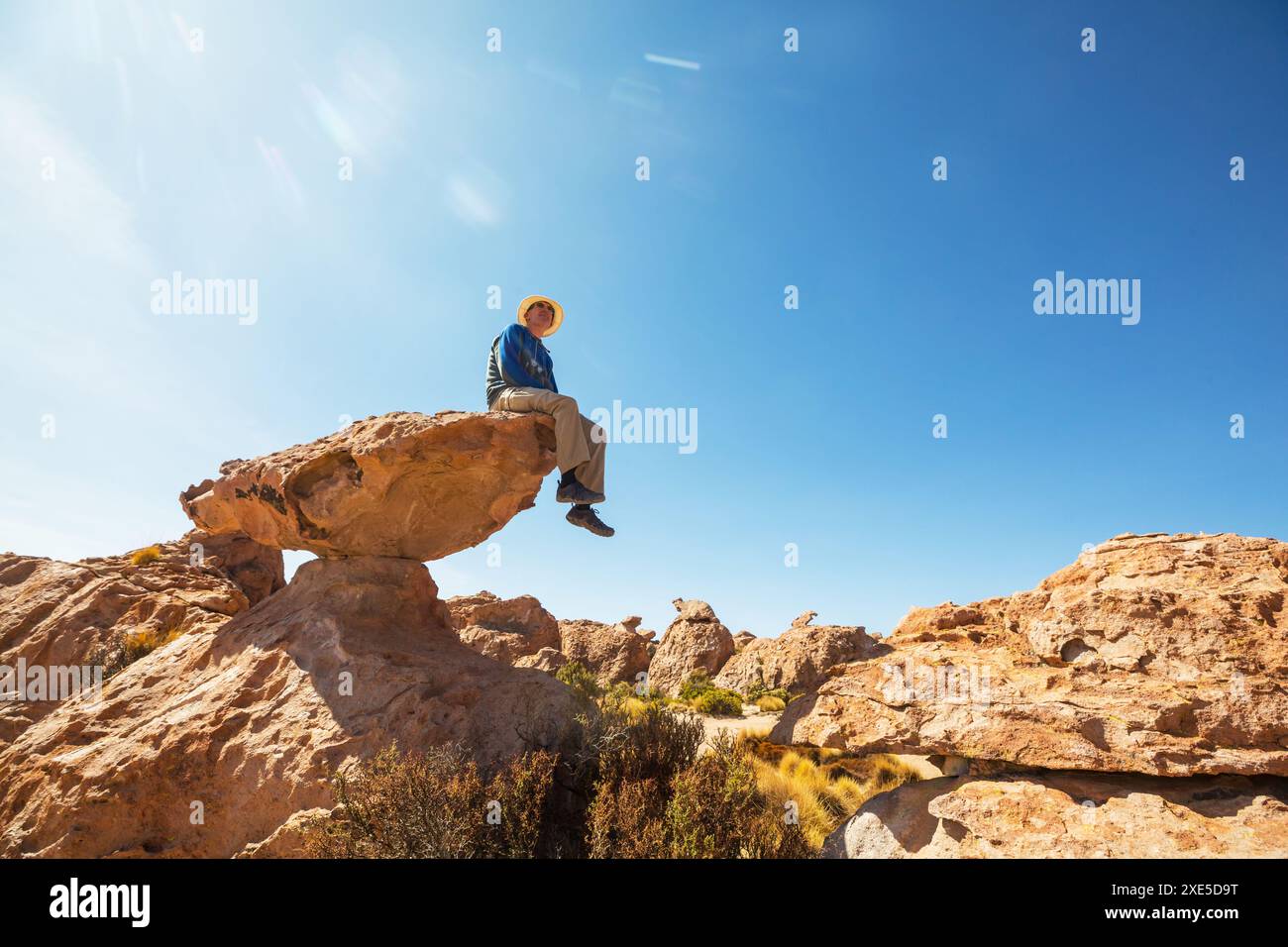 Turista su una bizzarra scogliera di arenaria in Bolivia Foto Stock