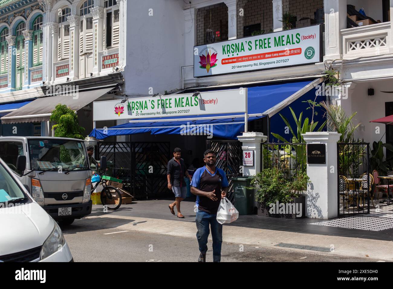 I pasti gratuiti di Krsna sono un'organizzazione benefica che fornisce pasti gratuiti ai lavoratori migranti che lavorano a Singapore. Piccola India. Sud-est asiatico Foto Stock