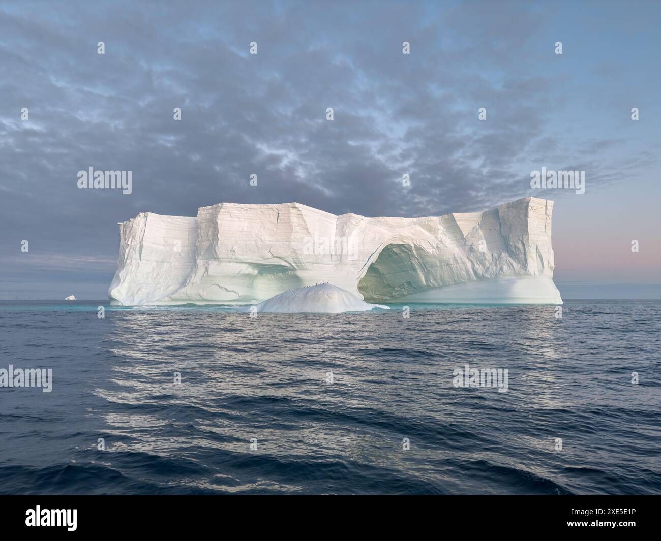 Un enorme ghiacciaio distaccato si getta nell'oceano meridionale al largo della costa dell'Antartide al tramonto, la penisola Antartica, la S Foto Stock Un enorme ghiacciaio distaccato si getta nell'oceano meridionale al largo della costa dell'Antartide al tramonto, la penisola Antartica, la S Foto Stock