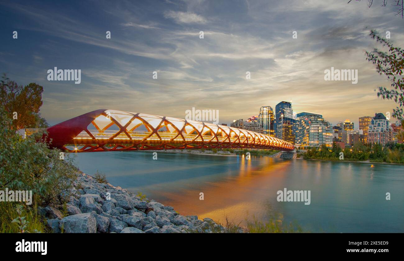Calgary, Alberta, Canada. 2 febbraio 2024. Il Peace Bridge durante il tramonto, un ponte che ospita persone a piedi e in bicicletta Foto Stock