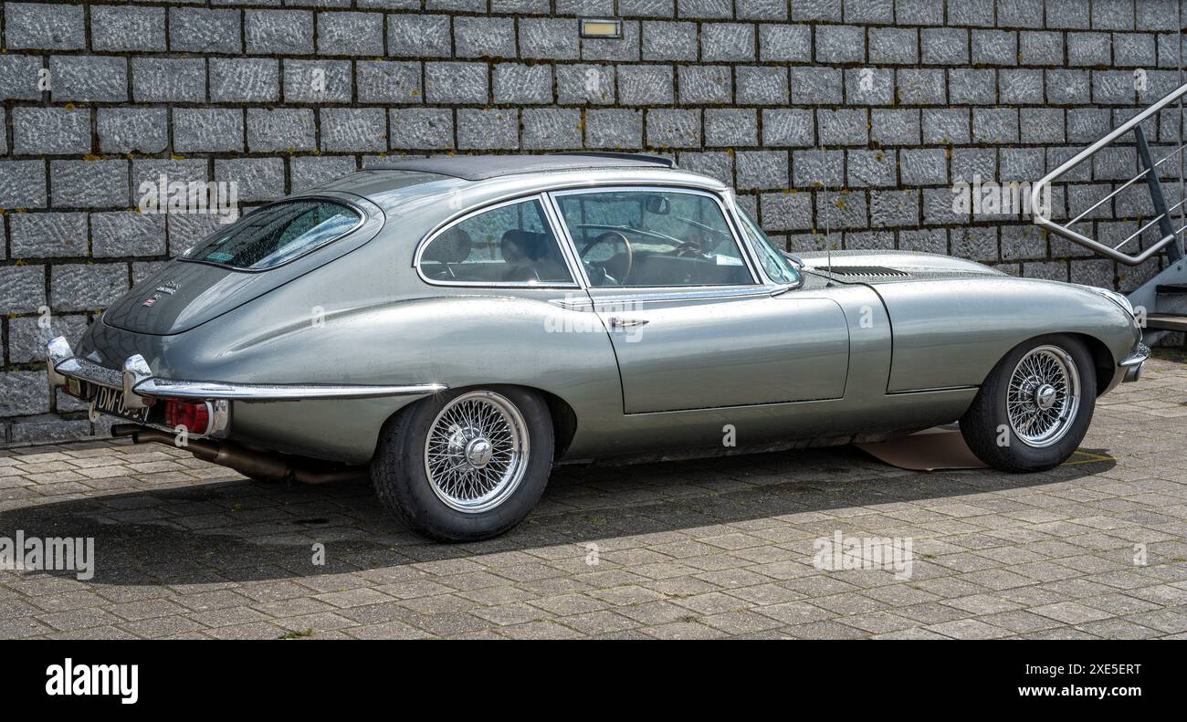 Lelystad, Paesi Bassi, 16.06.2024, auto sportiva britannica classica Jaguar e-Type 4,2 dal 1969 al National Old timer Day Foto Stock