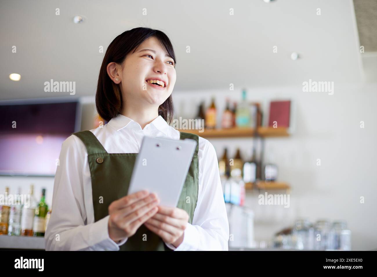 Giovane donna giapponese che lavora in un bar Foto Stock