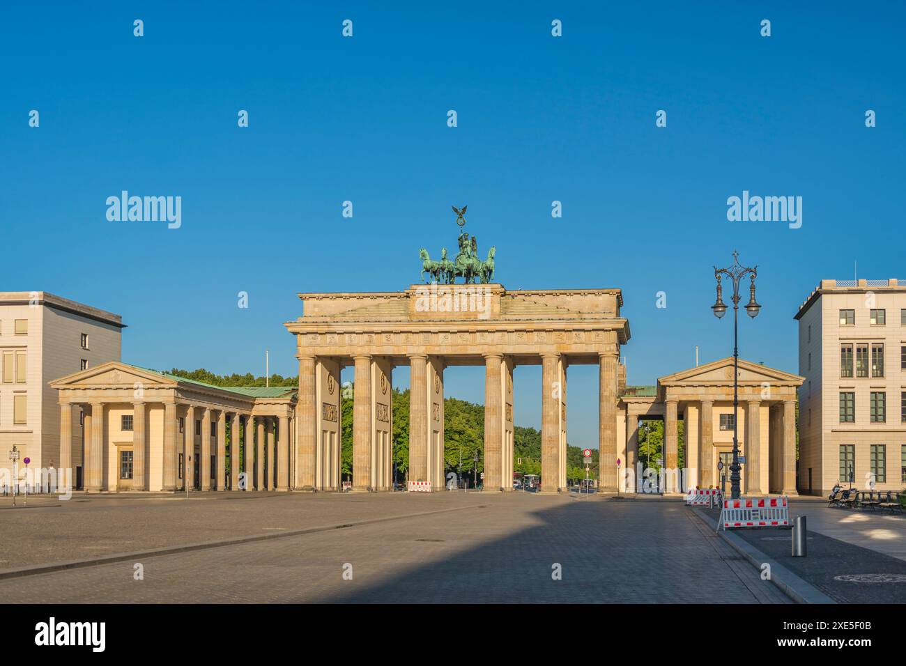 Berlino Germania, skyline della città presso la Porta di Brandeburgo (Brandenburger Tor) Foto Stock