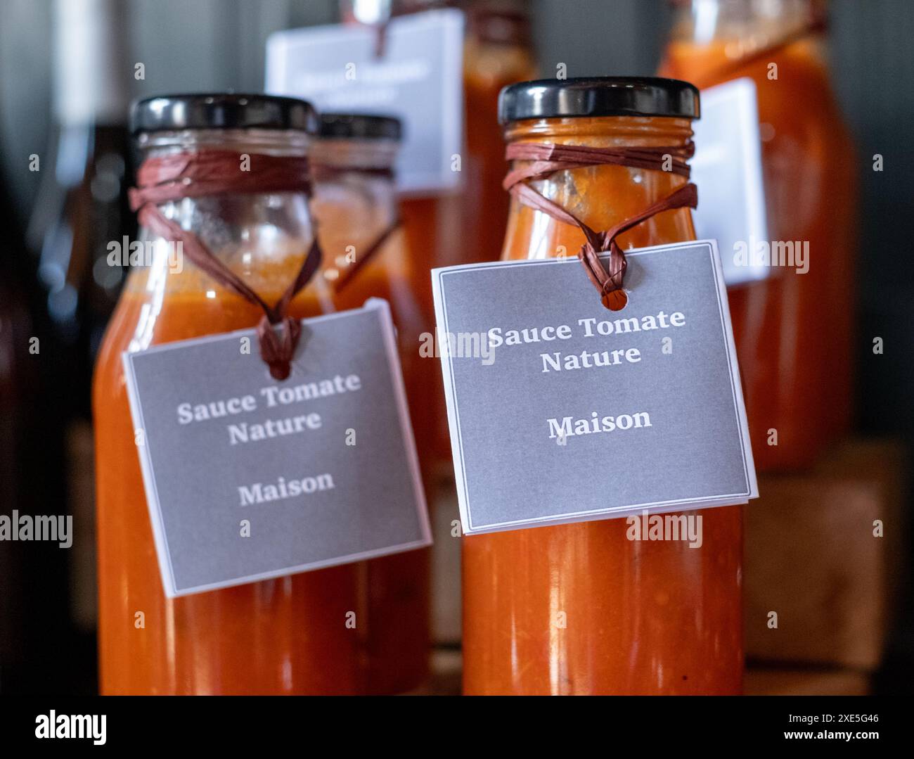 Salsa passata di pomodoro fatta in casa in bottiglie marcate in vetro trasparente, in vendita in un negozio nella Valle della Loira nel sud della Francia. Foto Stock
