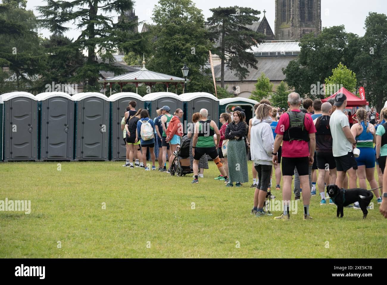 Persone in fila per i bagni alla gara Leamington Spa Half Marathon, Warwickshire, Regno Unito Foto Stock