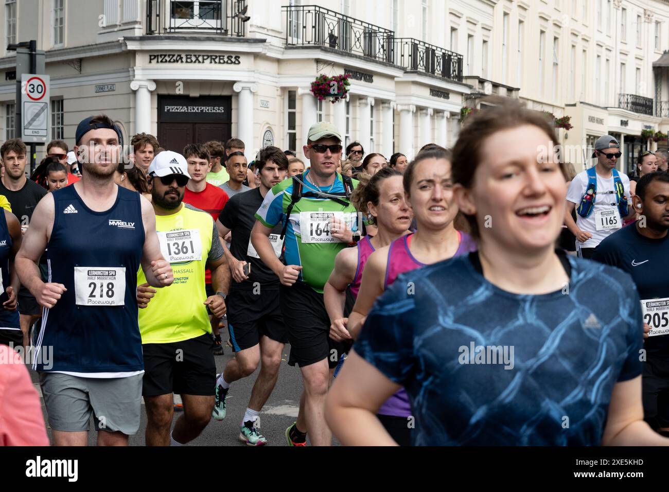 Corridori che iniziano la mezza maratona di Leamington Spa, Warwickshire, Regno Unito Foto Stock