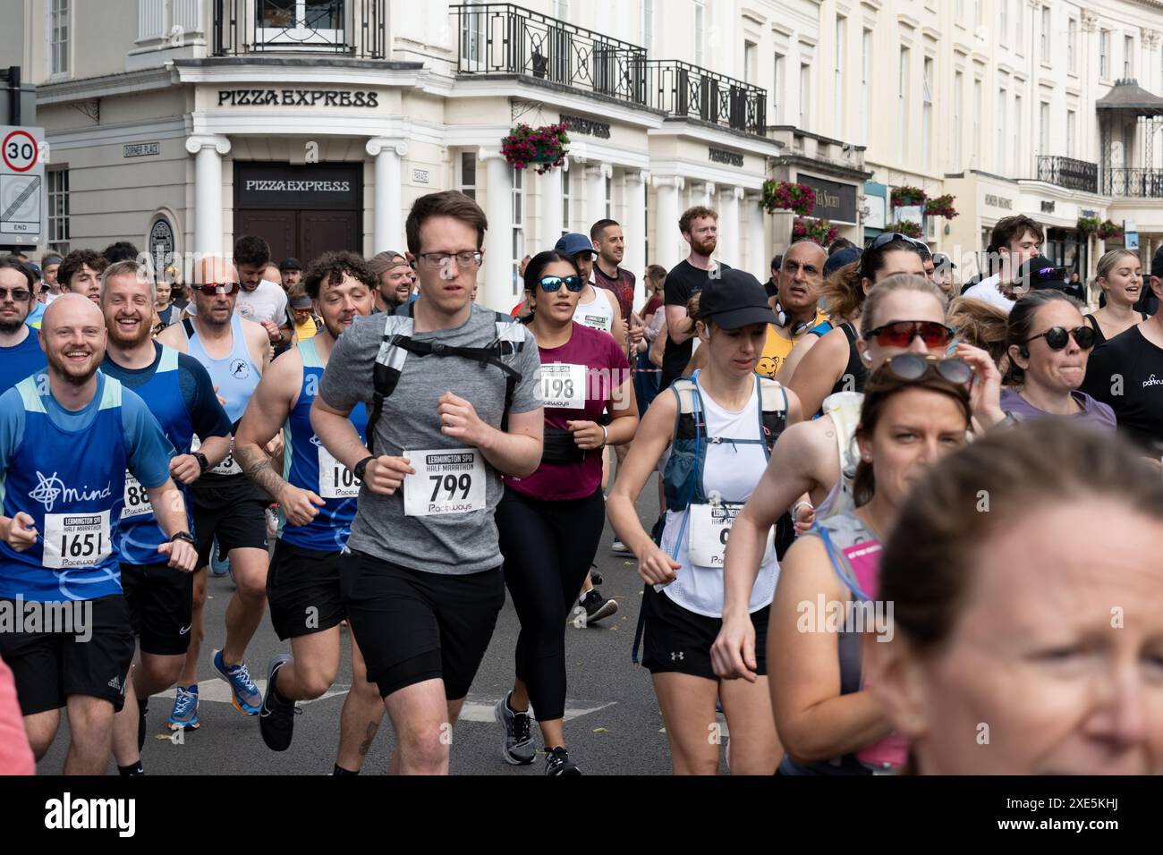 Corridori che iniziano la mezza maratona di Leamington Spa, Warwickshire, Regno Unito Foto Stock