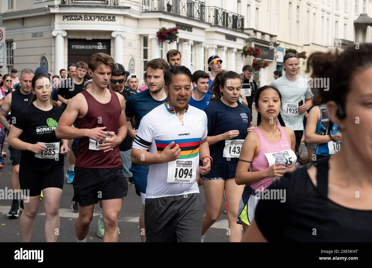 Corridori che iniziano la mezza maratona di Leamington Spa, Warwickshire, Regno Unito Foto Stock