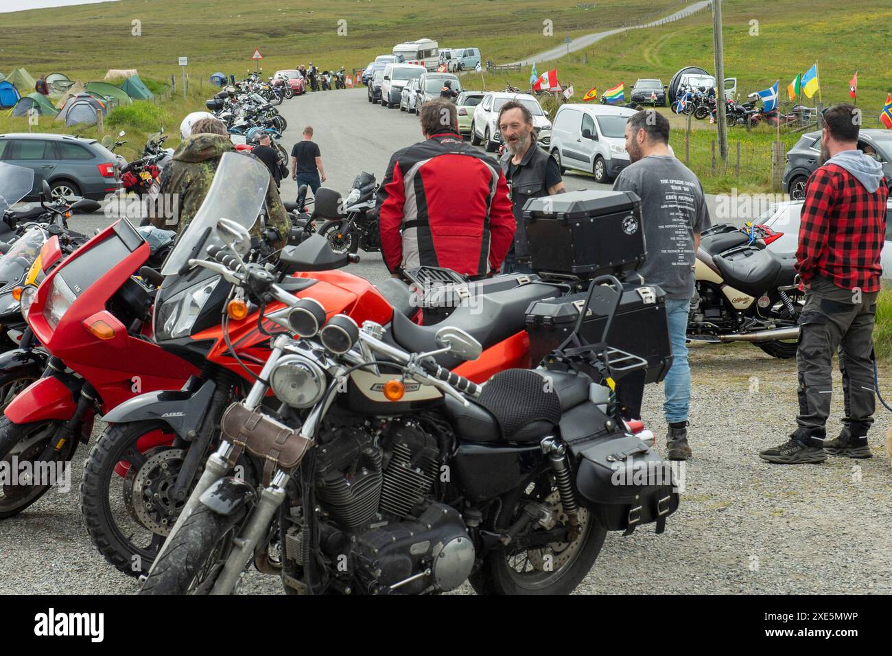 Simmer Dim Bike Rally che si tiene a metà estate a Ollaberry nelle Isole Shetland ogni anno con ciclisti in tutto il Regno Unito che si presentano per i 4 giorni. Foto Stock