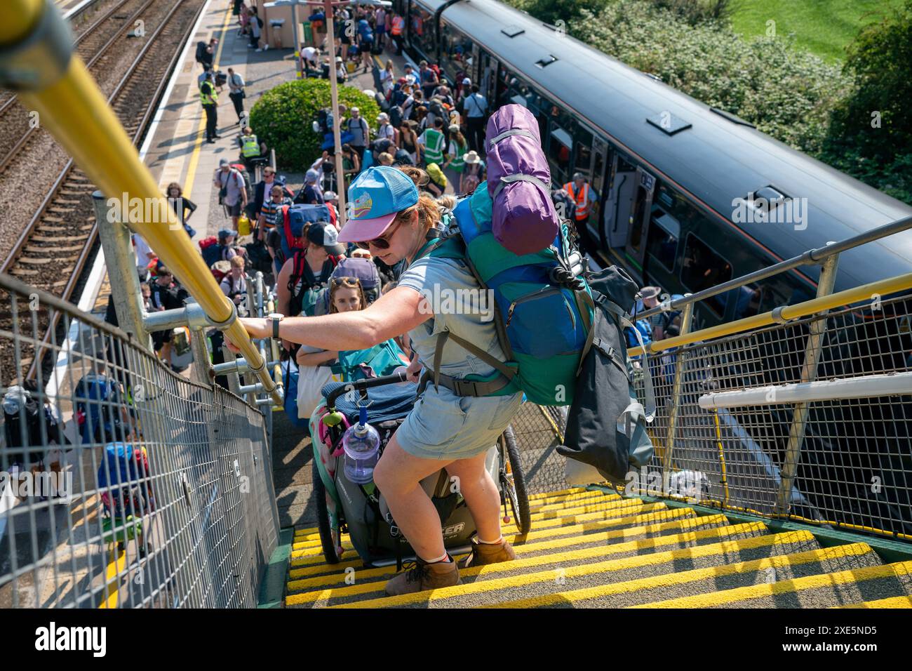 I festaioli arrivano alla stazione ferroviaria di Castle Cary mentre