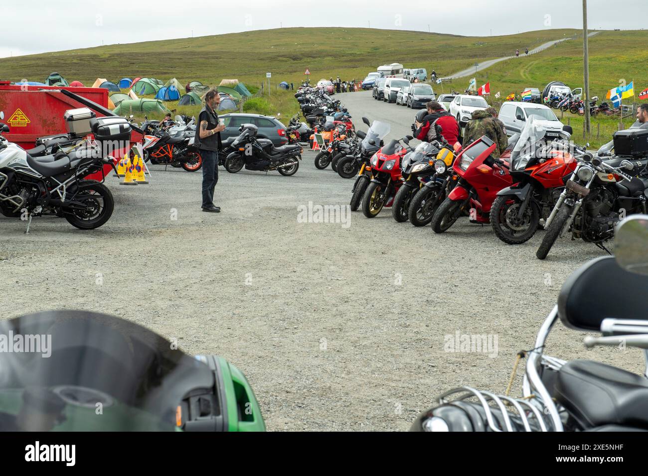 Simmer Dim Bike Rally che si tiene a metà estate a Ollaberry nelle Isole Shetland ogni anno con ciclisti in tutto il Regno Unito che si presentano per i 4 giorni. Foto Stock