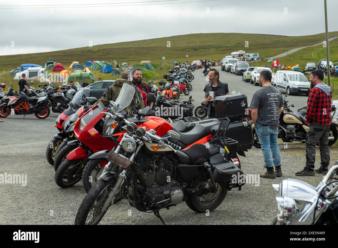 Simmer Dim Bike Rally che si tiene a metà estate a Ollaberry nelle Isole Shetland ogni anno con ciclisti in tutto il Regno Unito che si presentano per i 4 giorni. Foto Stock