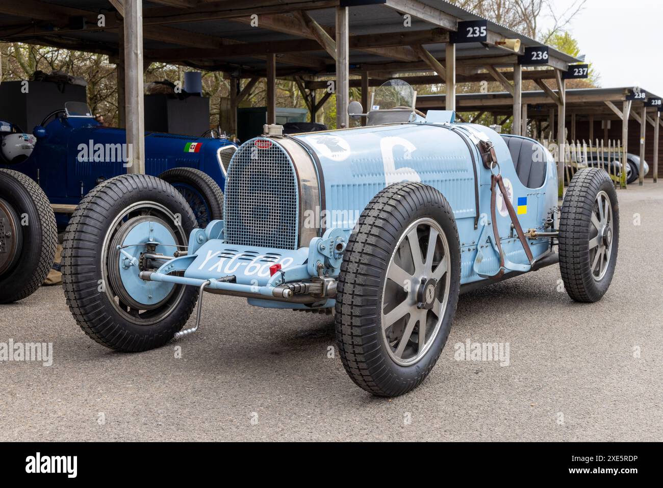 Bugatti Type 35B 1930 di Stephen Rettenmaier nell'area del paddock al Goodwood 81st Members Meeting, Sussex, Regno Unito. Vincitore del trofeo Grover-Williams. Foto Stock