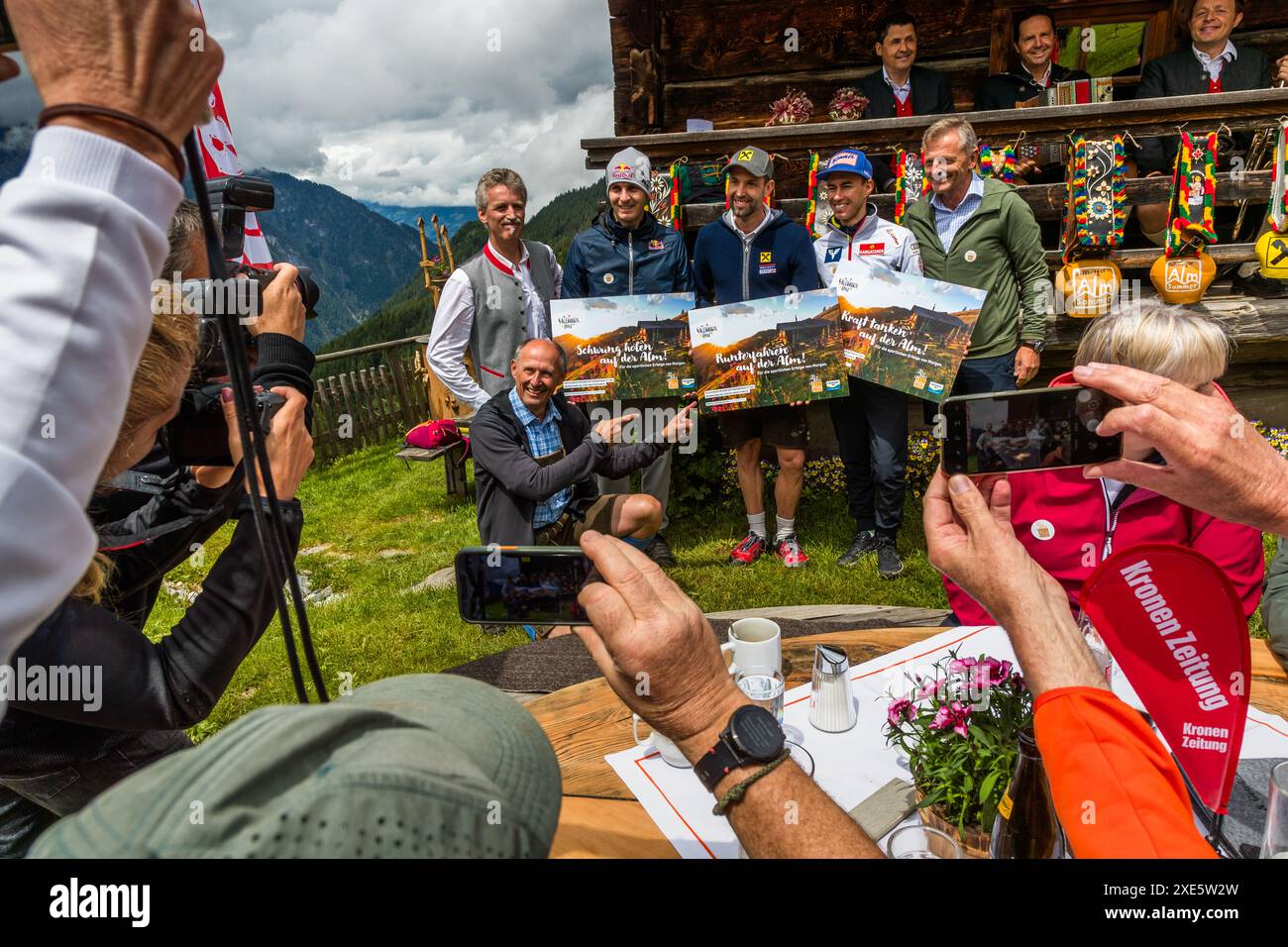 Festeggiamenti in occasione dell'anniversario dell'estate alpina di Salisburgo sul Maurachalm. Auhofalmweg, Großarl, Salisburgo, Austria Foto Stock