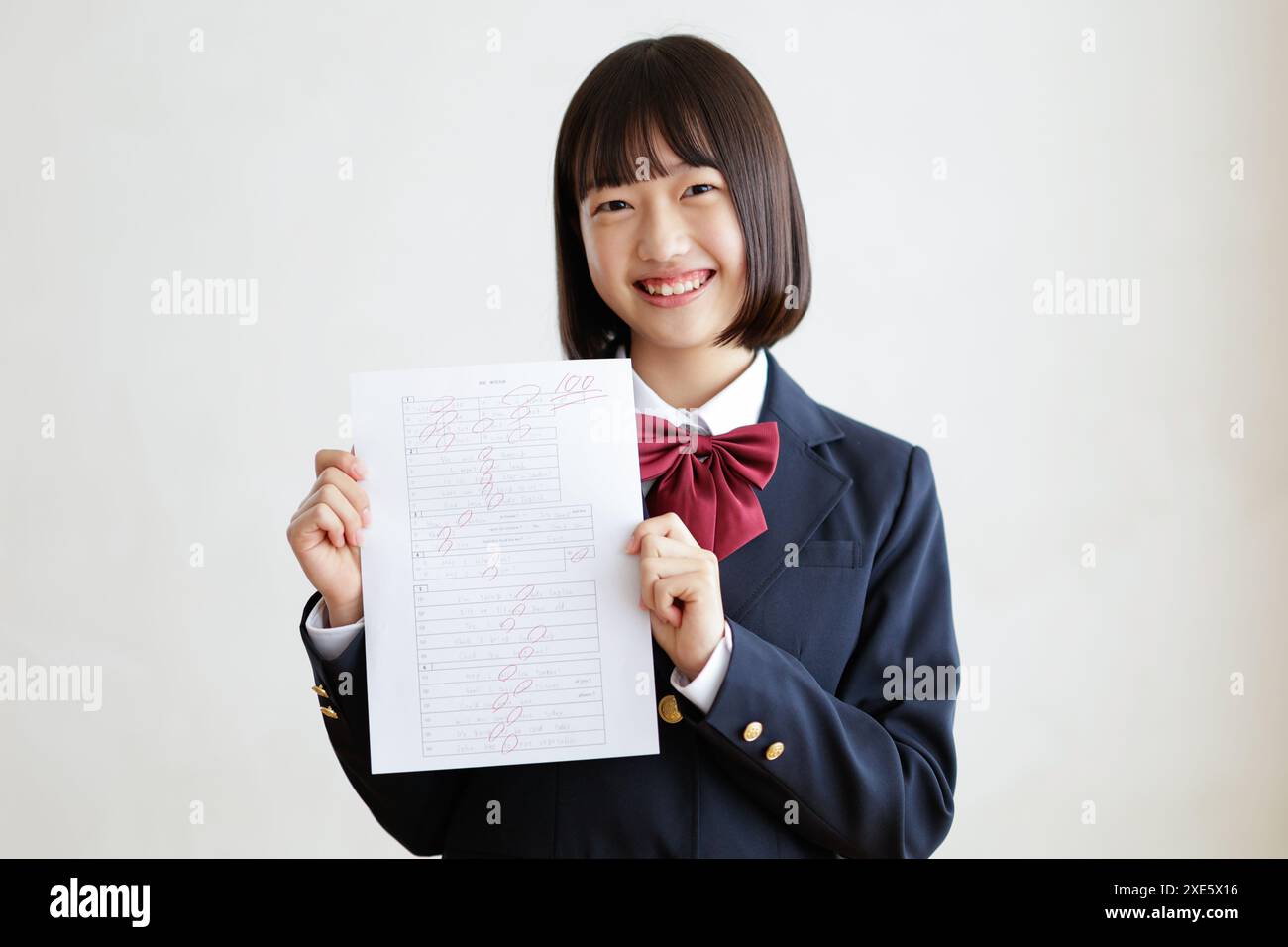 Ragazza che tiene il test con un punteggio perfetto Foto Stock