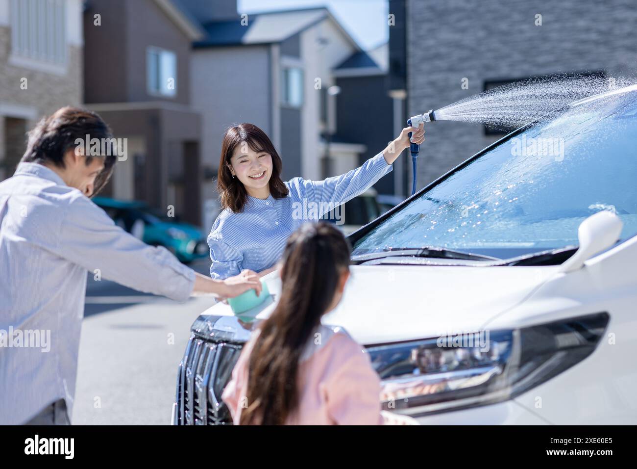 Famiglia che lava la loro auto Foto Stock