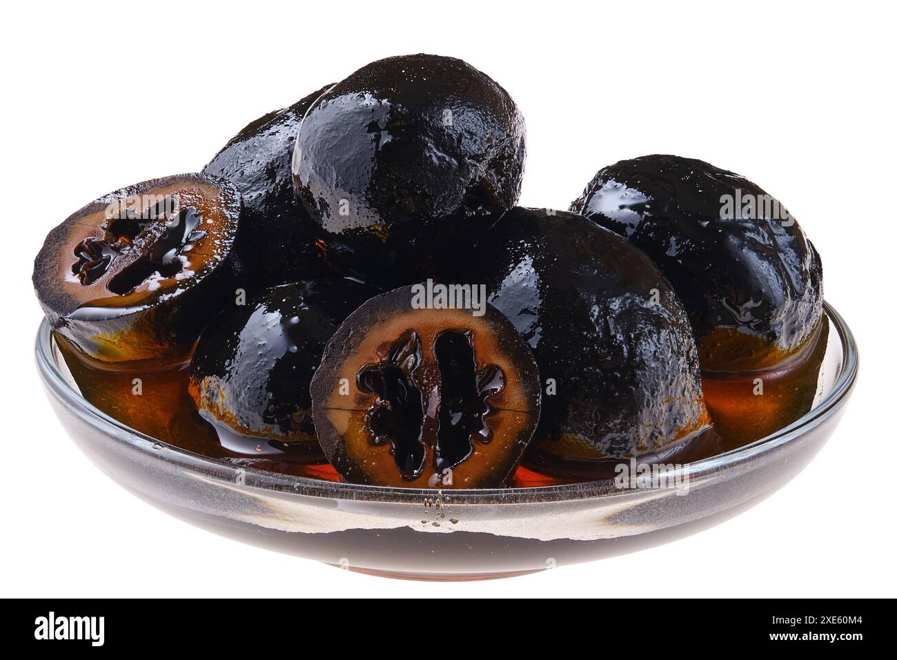 Piattino con noci conservate fatte in casa, isolato su sfondo bianco Foto Stock