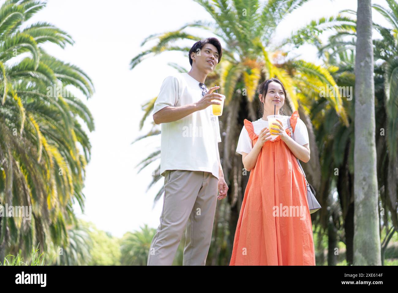 Ritratto di uomo e donna con succo Foto Stock