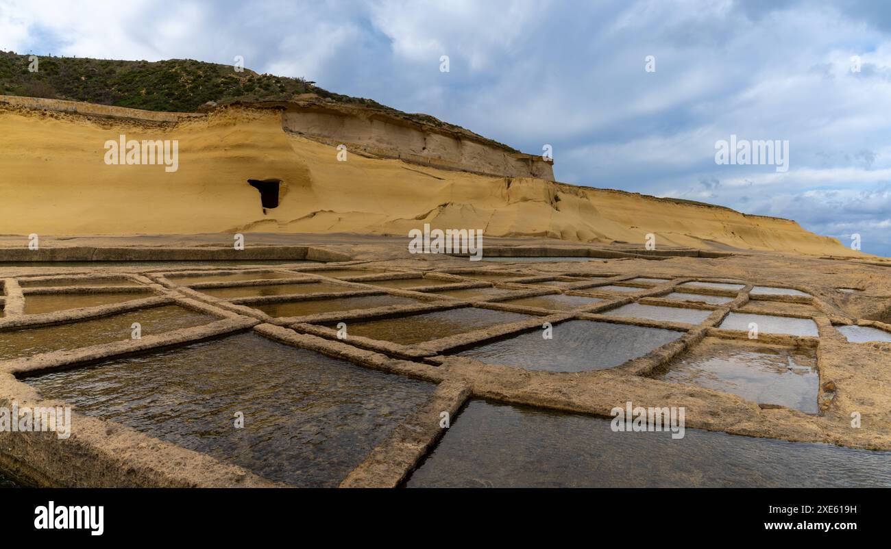 Vista delle saline nella baia di Xwejni sull'isola maltese di Gozo Foto Stock