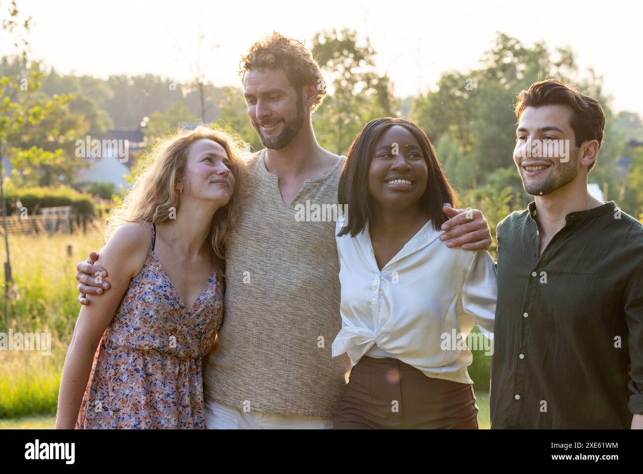 Gruppo di amici che si godono un tramonto insieme Foto Stock