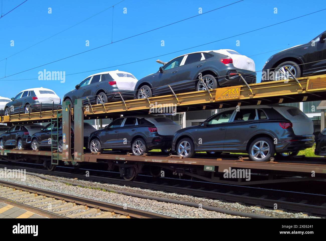 ARS Altmann AG. Zug Bzw Bahn, Audi-Neuwagen Autotransporte. Die ARS Altmann AG ist ein deutsches Dienstleistungsunternehmen der Automobillogistik. DAS 1975 gegründete Speditions- und Logistikunternehmen Hat seinen Sitz im bayerischen Wolnzach und betreibt 19 nationale und internationale Logistikzentren auf einer Gesamtfläche von über 4 mio Quadratmetro. DAS Unternehmen beschäftigt rund 1000 Mitarbeiter und transportiert unter anderem mit 650 Spezial-LKW und einer Schienenflotte von über 3,000 speziell für den Fahrzeugtransport konzipierten Eisenbahnwagons Fahrzeuge für gewerbliche Kunden wie Foto Stock