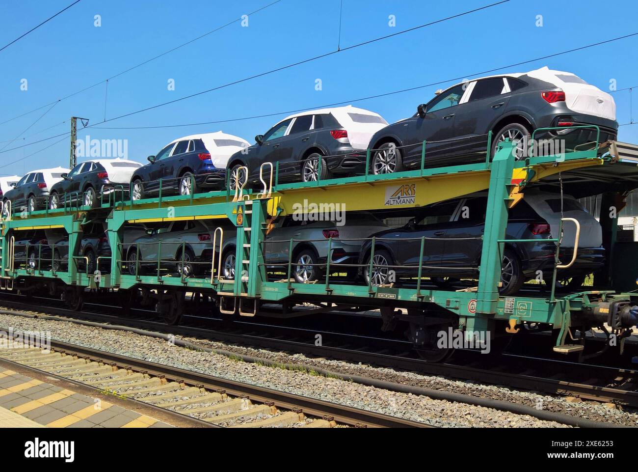 ARS Altmann AG. Zug Bzw Bahn, Audi-Neuwagen Autotransporte. Die ARS Altmann AG ist ein deutsches Dienstleistungsunternehmen der Automobillogistik. DAS 1975 gegründete Speditions- und Logistikunternehmen Hat seinen Sitz im bayerischen Wolnzach und betreibt 19 nationale und internationale Logistikzentren auf einer Gesamtfläche von über 4 mio Quadratmetro. DAS Unternehmen beschäftigt rund 1000 Mitarbeiter und transportiert unter anderem mit 650 Spezial-LKW und einer Schienenflotte von über 3,000 speziell für den Fahrzeugtransport konzipierten Eisenbahnwagons Fahrzeuge für gewerbliche Kunden wie Foto Stock