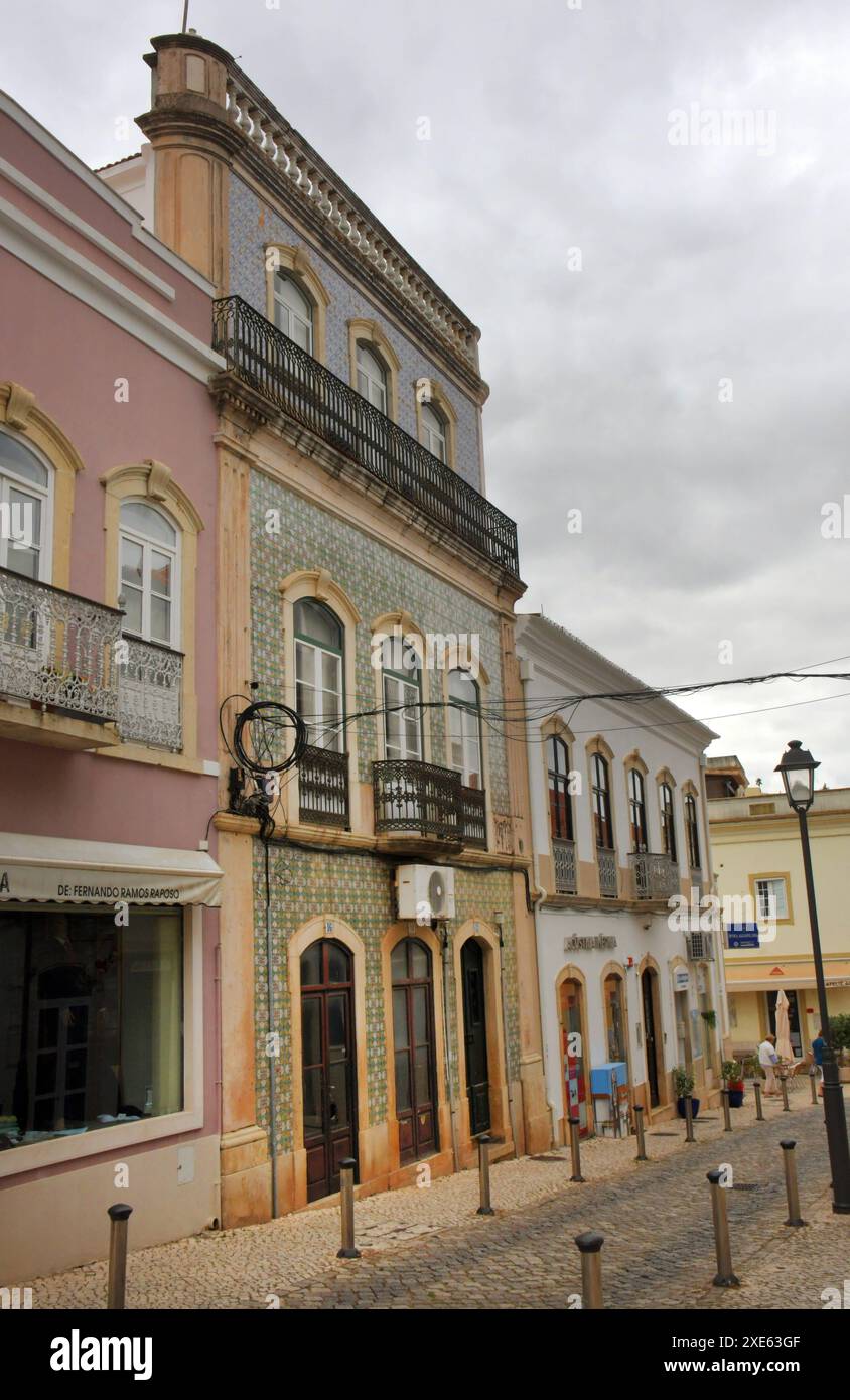 Portogallo, Silves, 10.06.2024 Silves ist eine Stadt in der Algarve in Portogallo. Silves wurde am Rio Arade errichtet, den noch heute eine mittelalterliche Brücke überquert. Zeitweilig War Silves Residenz mangia gli Emirati. Sitz eines Bischofs. Foto: Stadtansichten Stadt Silves *** Portogallo, Silves, 10 06 2024 Silves è una città dell'Algarve in Portogallo Silves è stata costruita sul Rio Arade, che è ancora oggi attraversato da un ponte medievale a volte Silves era la residenza di un emirato o la sede di un vescovo foto città Vista città di Silves Foto Stock