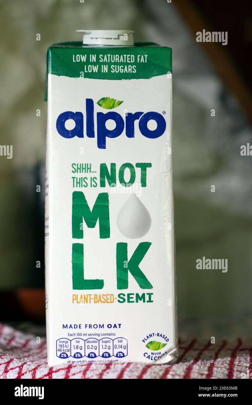 Alpro cartone basso contenuto di zuccheri basso di grassi saturi lunga durata senza latticini semi-avena a base vegetale etichetta "This is not milk" in cucina Gran Bretagna Regno Unito 2024 Foto Stock