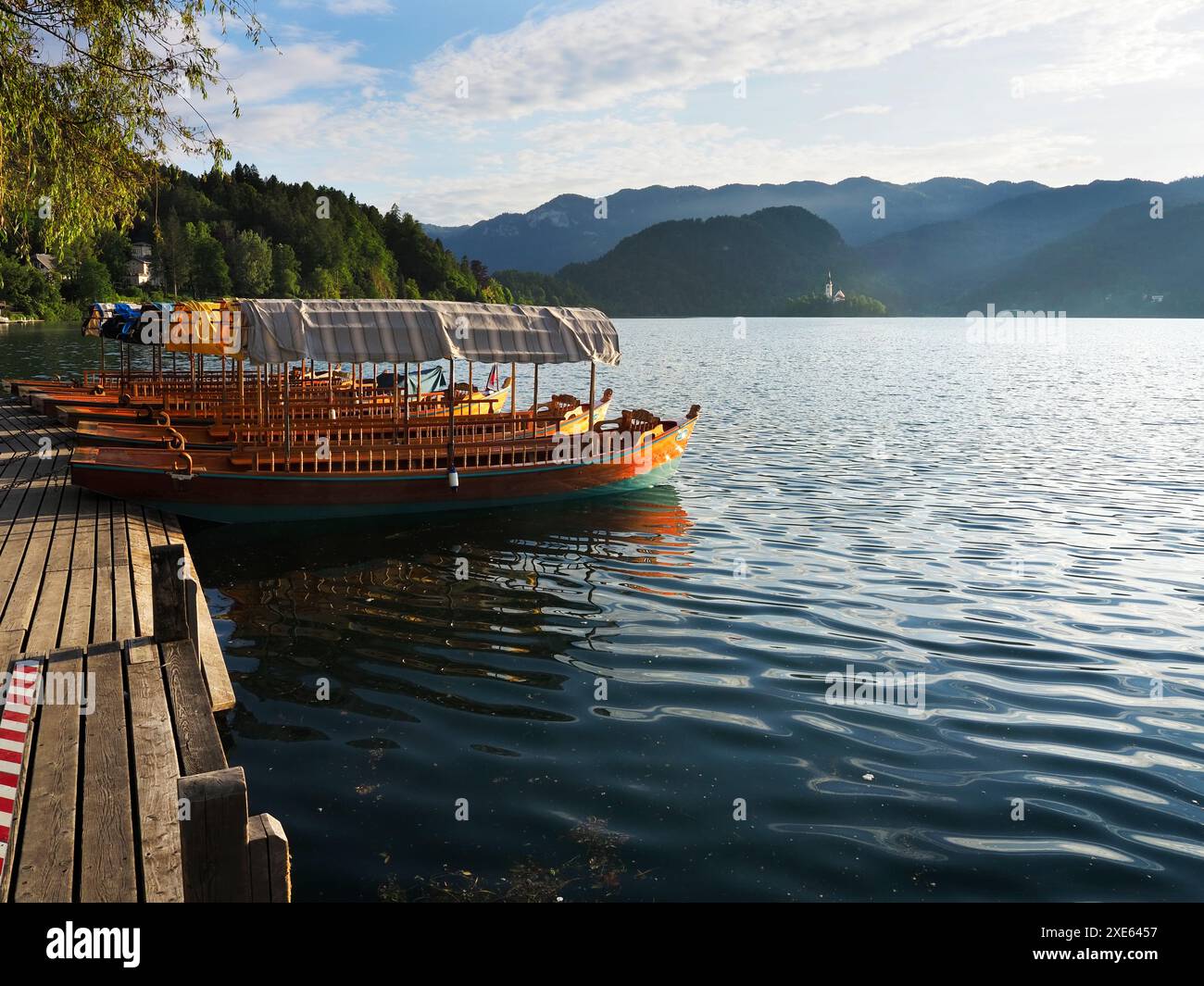 Tradizionali barche in legno a fondo piatto o pletna ormeggiate sul Lago di Bled, alta Carniola Slovenia Foto Stock