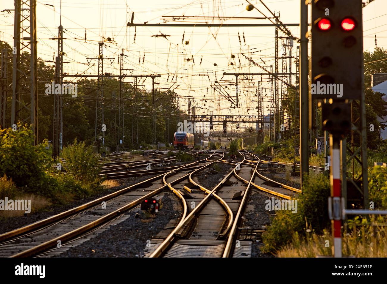 Binari â mattina presto alla stazione centrale di Dortmund, zona della Ruhr, Germania, Europa, ‹ Foto Stock