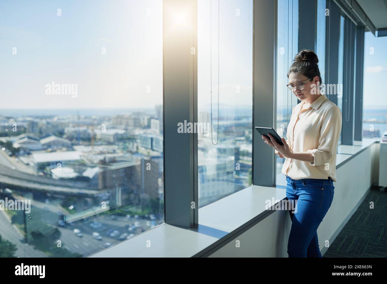 Tablet, ufficio e donna d'affari in vetrina per la lettura, il feedback e la ricerca in azienda. Giornalista, donna e tecnologia in città per revisione, aggiornamenti Foto Stock