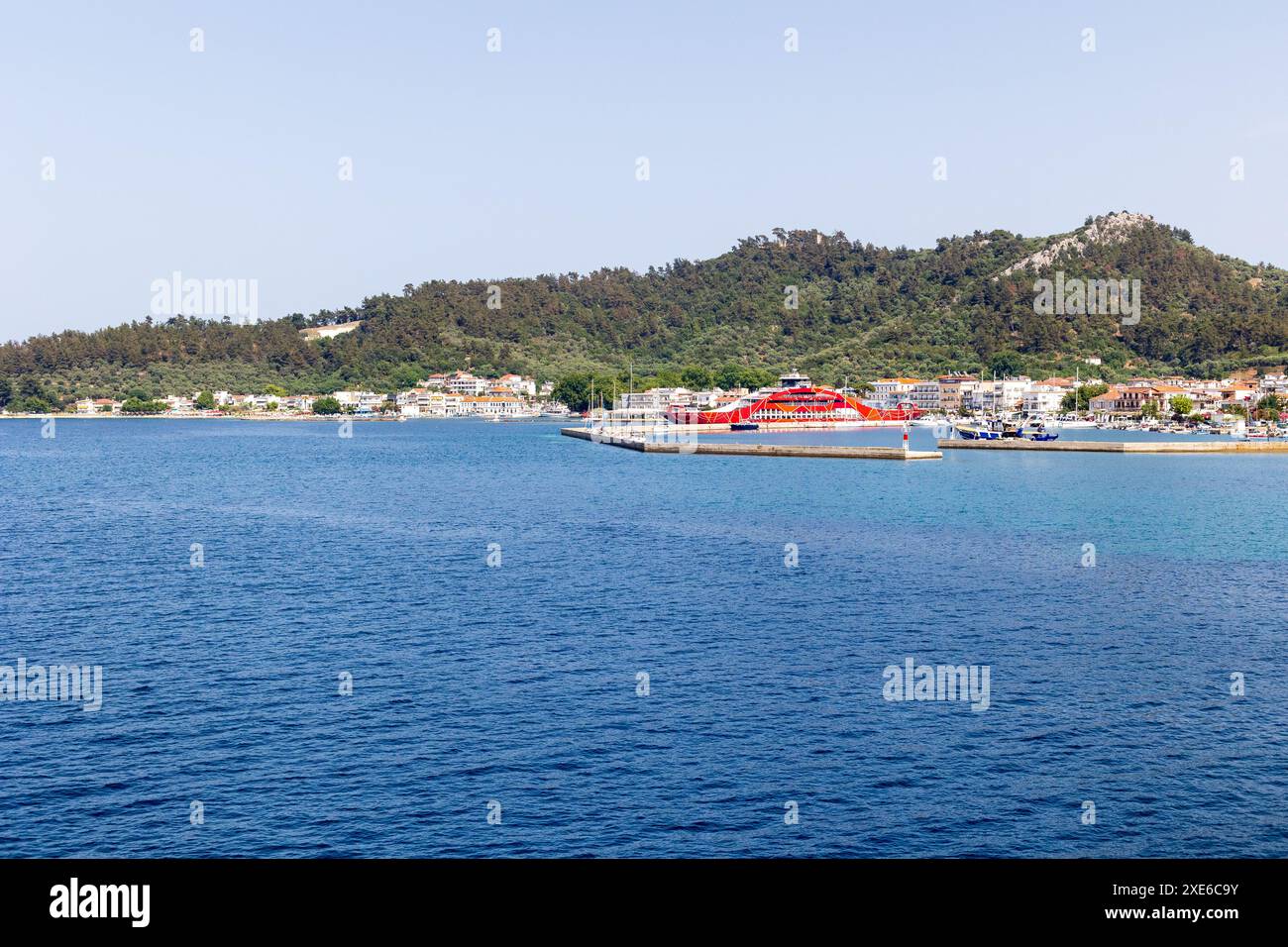 Limenas, Thassos, Grecia - 12 giugno 2024: Vista sul porto con traghetto e porto Foto Stock