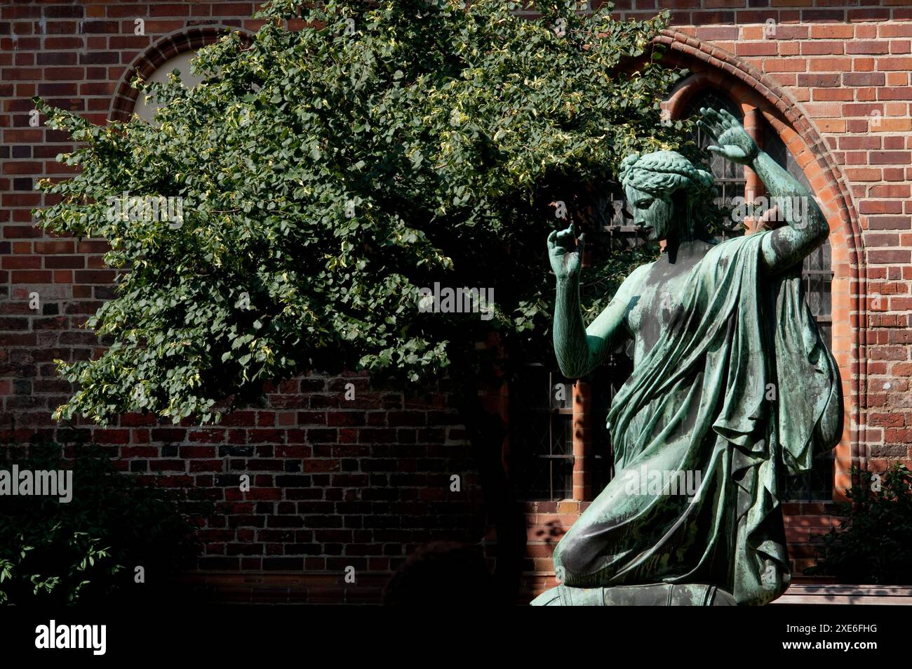 Germania, Berlino, Nikolaiviertel District, Clio la musa della storia di Albert Wolff Scultore data 1871 Foto Stock