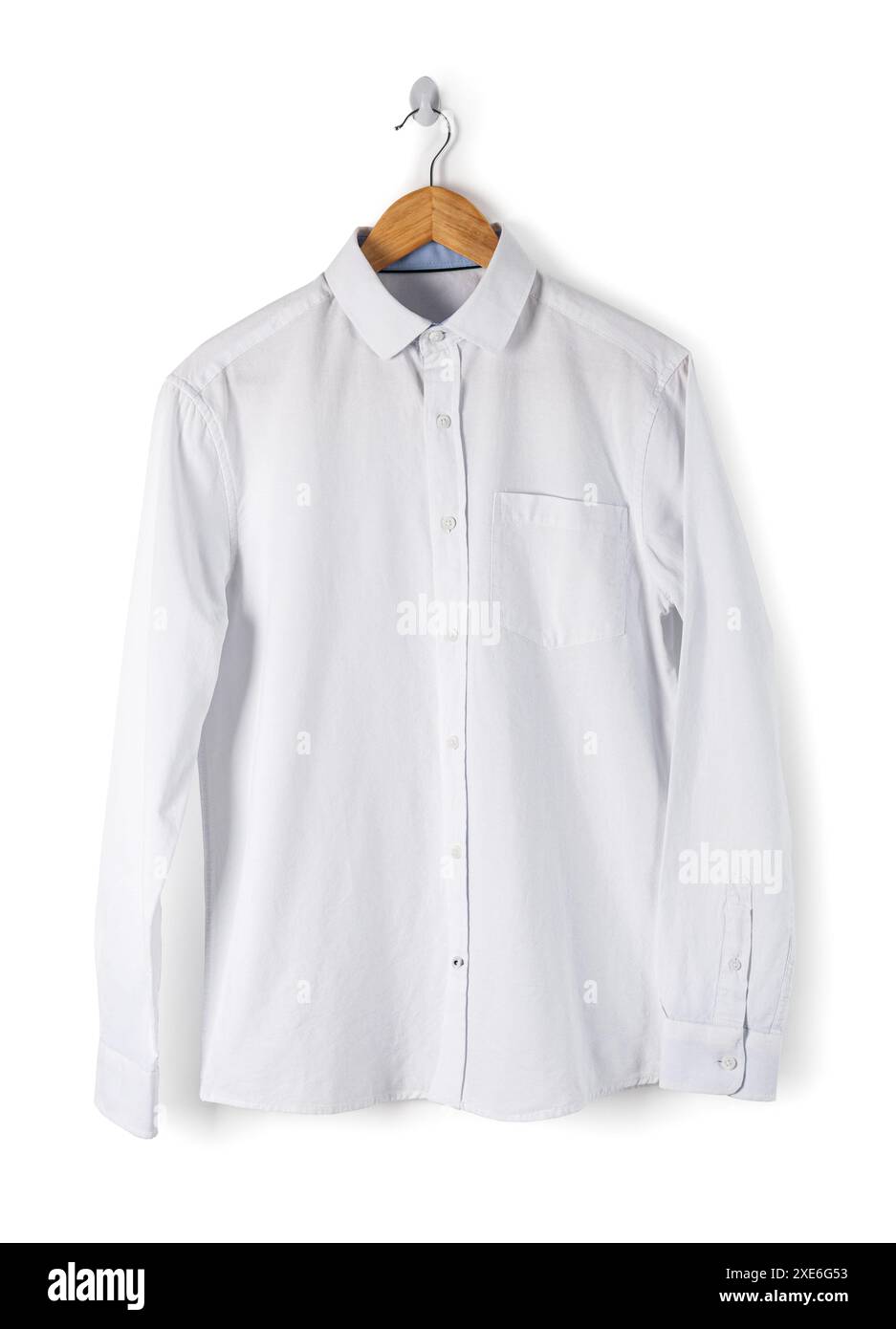 Nuova camicia maschile su sfondo bianco Foto Stock