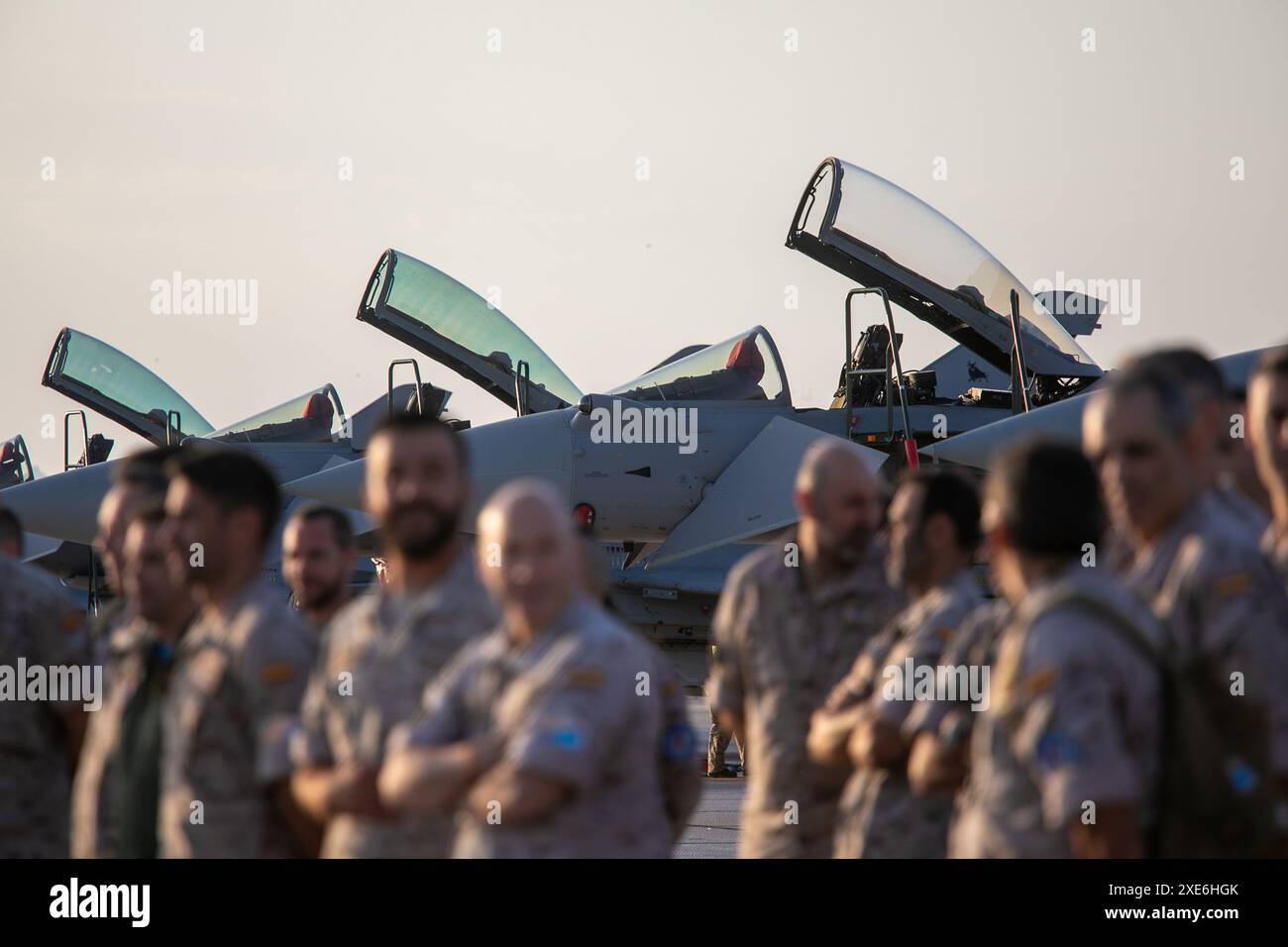 Personale dell'aeronautica spagnola prima che gli aerei decollino stamattina alla base aerea di Albacete. Nel quadro del programma Pacific Skies 2024, quattro Eurofighter e un A400M sono decollati questa mattina dalla base aerea di Albacete. L'obiettivo è quello di segnare un importante traguardo militare chiamato Pacific Skies. La distribuzione durerà fino al 15 agosto. Pacific Skies 2024 nasce con l'idea di dimostrare la capacità di dispiegamento congiunto di tre forze aerospaziali, tedesche, spagnole e francesi, e di operare una forza potente in qualsiasi angolo del mondo. Un evento che si svolgerà principalmente nell'Indo-Pacifico Foto Stock