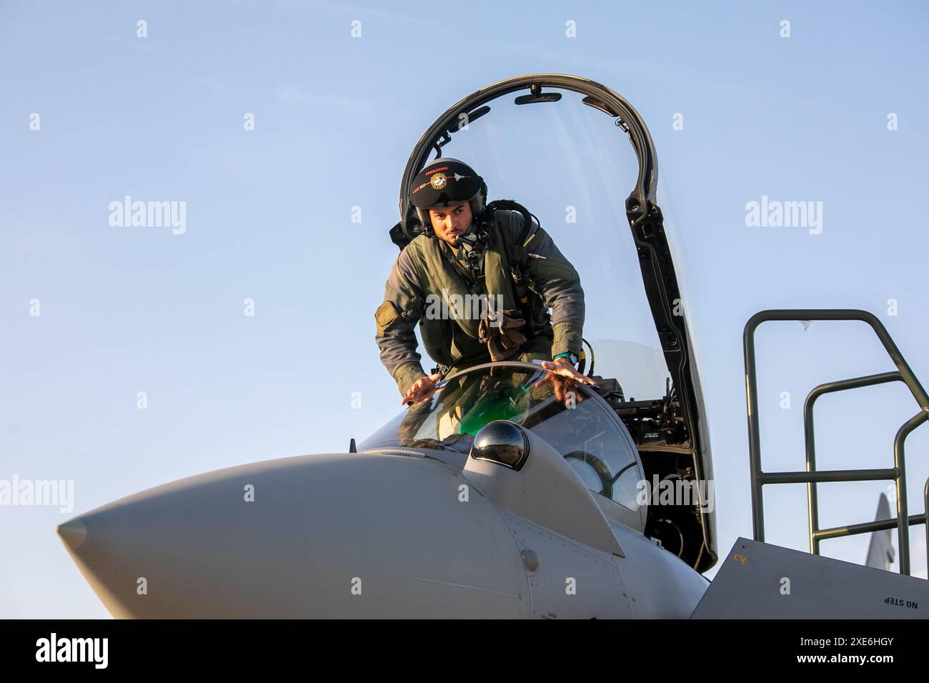 Un membro dell'aeronautica spagnola si prepara prima del decollo questa mattina alla base aerea di Albacete. Nel quadro del programma Pacific Skies 2024, quattro Eurofighter e un A400M sono decollati questa mattina dalla base aerea di Albacete. L'obiettivo è quello di segnare un importante traguardo militare chiamato Pacific Skies. La distribuzione durerà fino al 15 agosto. Pacific Skies 2024 nasce con l'idea di dimostrare la capacità di dispiegamento congiunto di tre forze aerospaziali, tedesche, spagnole e francesi, e di operare una forza potente in qualsiasi angolo del mondo. Un evento che si svolgerà principalmente nell'Indo-Pacifico Foto Stock