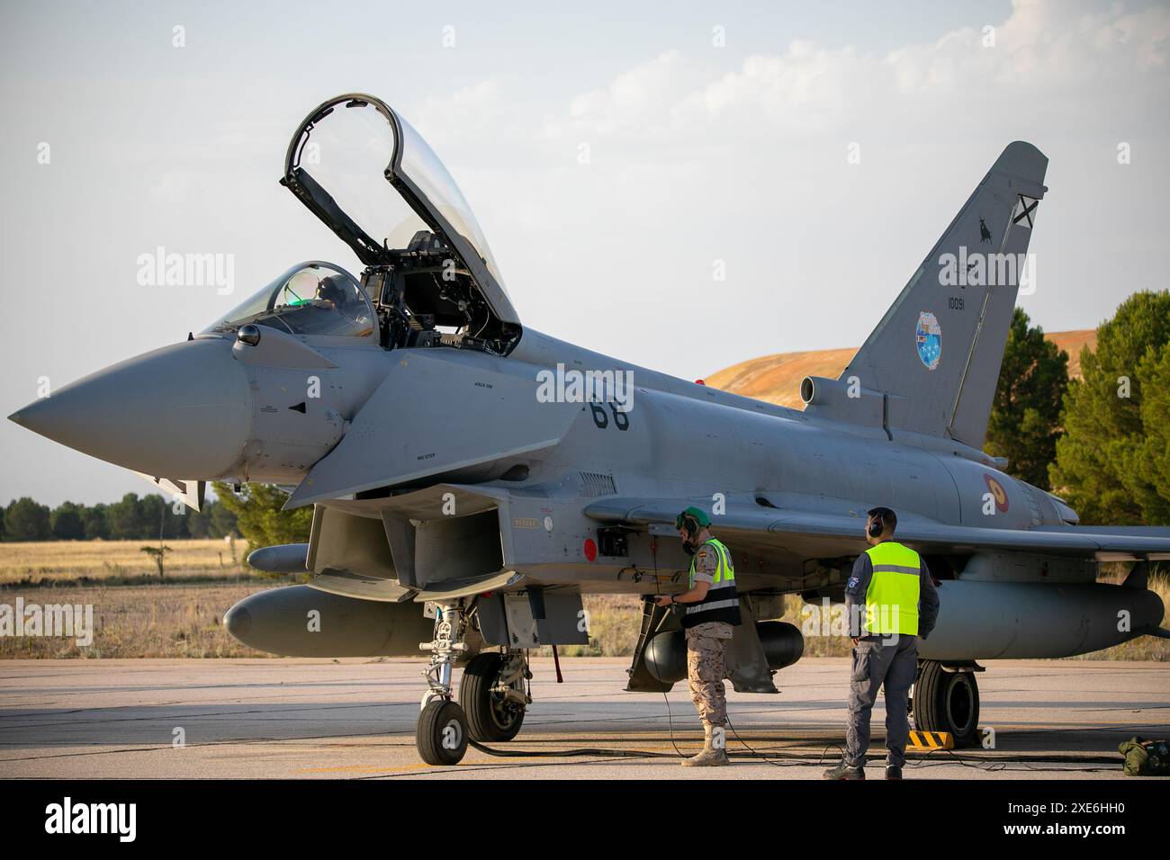 Un Eurofighter finalizza i dettagli prima di decollare questa mattina dalla base aerea di Albacete. Nel quadro del programma Pacific Skies 2024, quattro Eurofighter e un A400M sono decollati questa mattina dalla base aerea di Albacete. L'obiettivo è quello di segnare un importante traguardo militare chiamato Pacific Skies. La distribuzione durerà fino al 15 agosto. Pacific Skies 2024 nasce con l'idea di dimostrare la capacità di dispiegamento congiunto di tre forze aerospaziali, tedesche, spagnole e francesi, e di operare una forza potente in qualsiasi angolo del mondo. Un evento che si svolgerà principalmente nell'area indo-pacifica Foto Stock