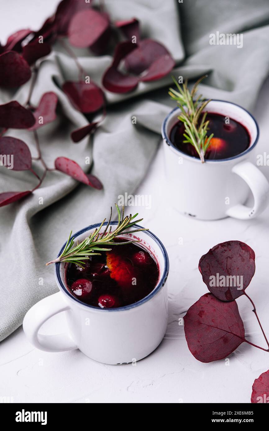 VIN brulé in tazze bianche d'annata Foto Stock